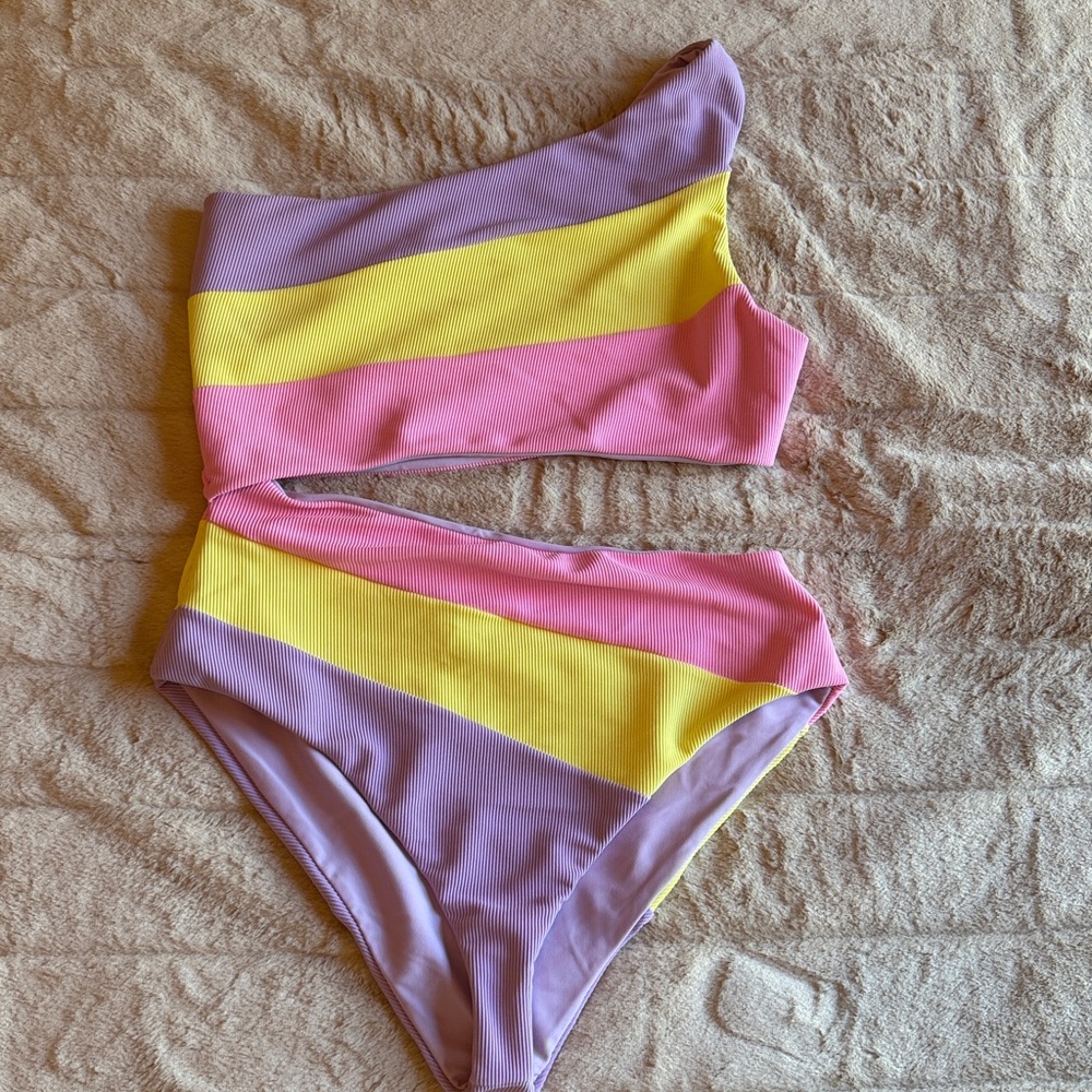 Colorful One-Shoulder Swimsuit - Picture 4 of 5